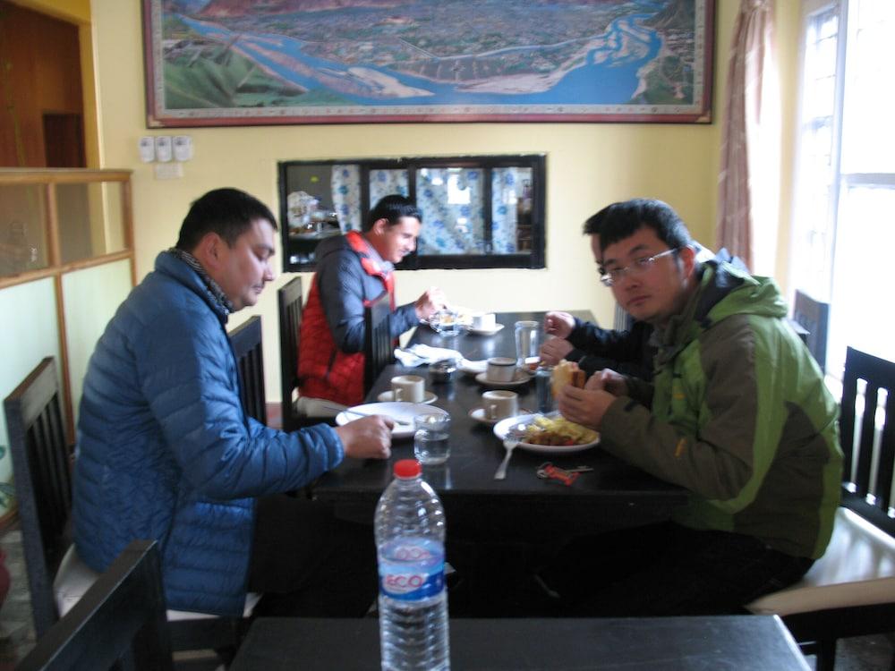 Hotel The Billabong Garden Pokhara Exterior foto
